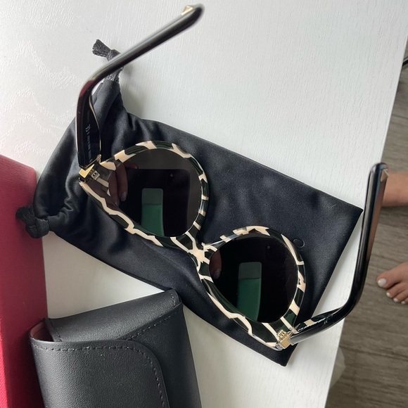 VALENTINO LADIES SUNGLASSES - Picture 3 of 11